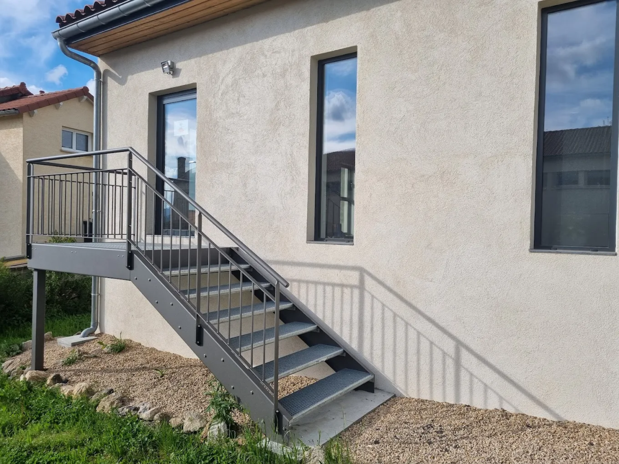 Porte d'entrée de la salle