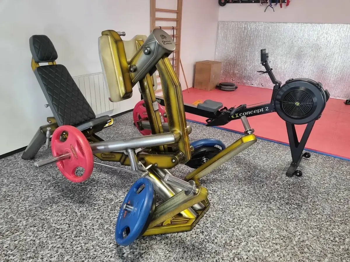 Presse à cuisses chargée en disques et rameur Concept2 à la Salle de Musculation Gévaudan, Saugues