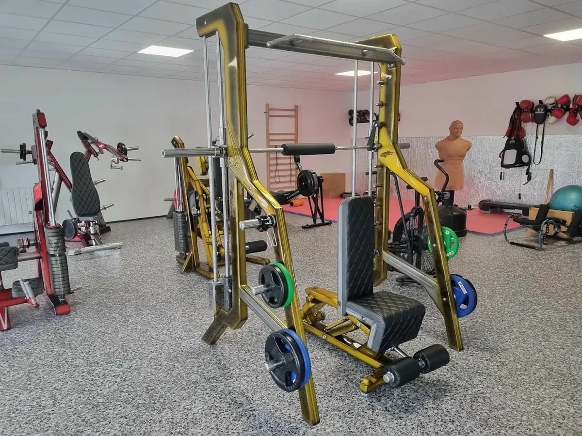 Rack à squat et banc de développé couché devant les baies vitrées de la Salle de Musculation Gévaudan à Saugues